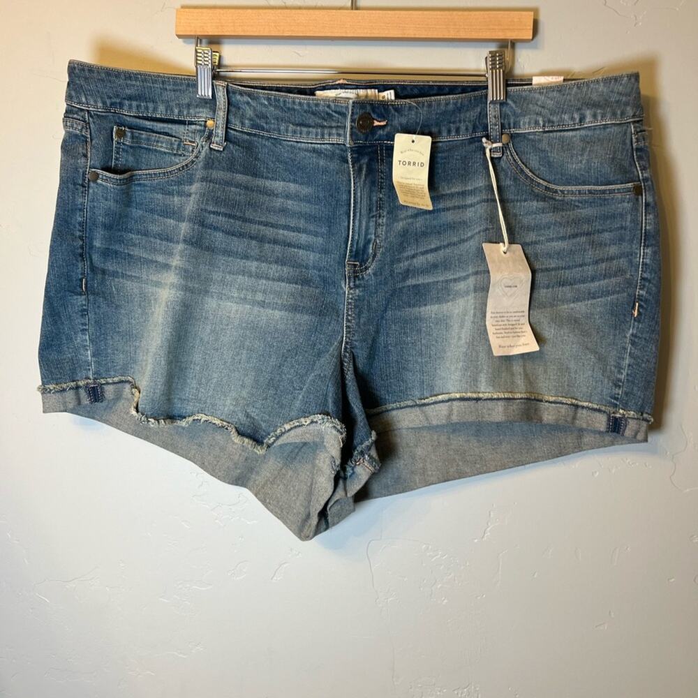 NWT Torrid Mid-Rise Cuffed Denim Shorts Vintage Stretch Medium Wash 26 - Picture 2 of 7